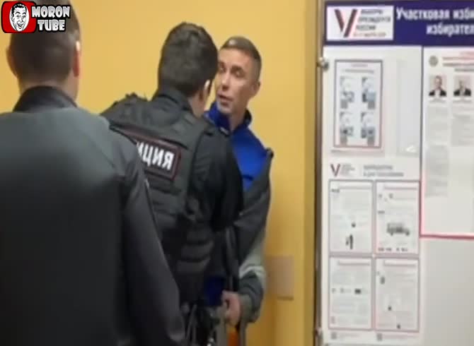 Video :In Russia, a guy who casts a poor ballot is expelled from a voting place